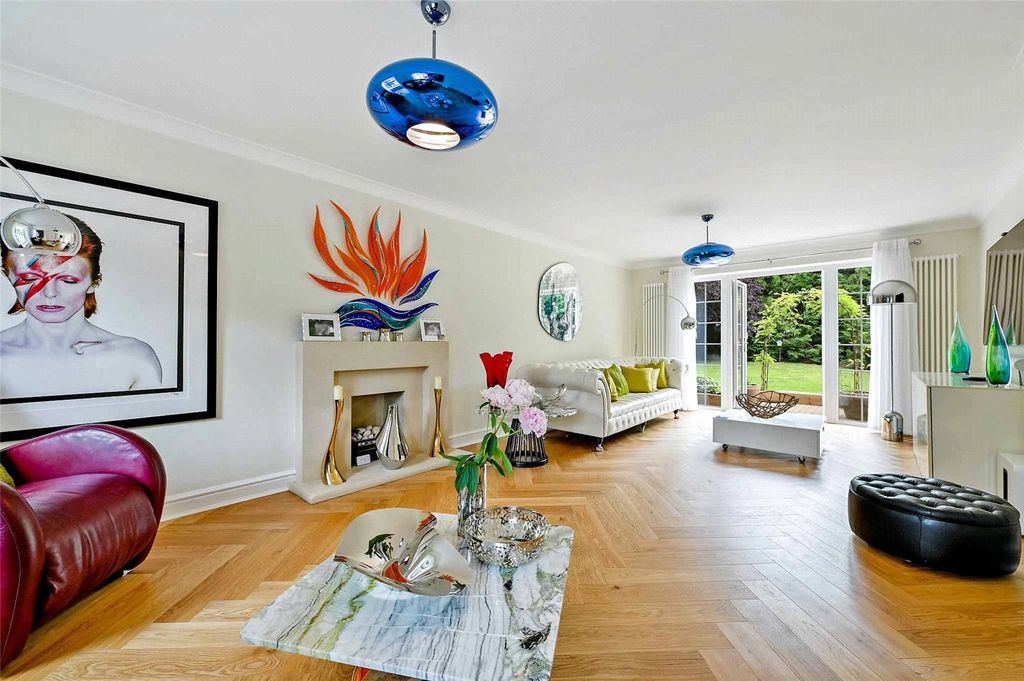 Property photo 2 of 18 Sitting Room