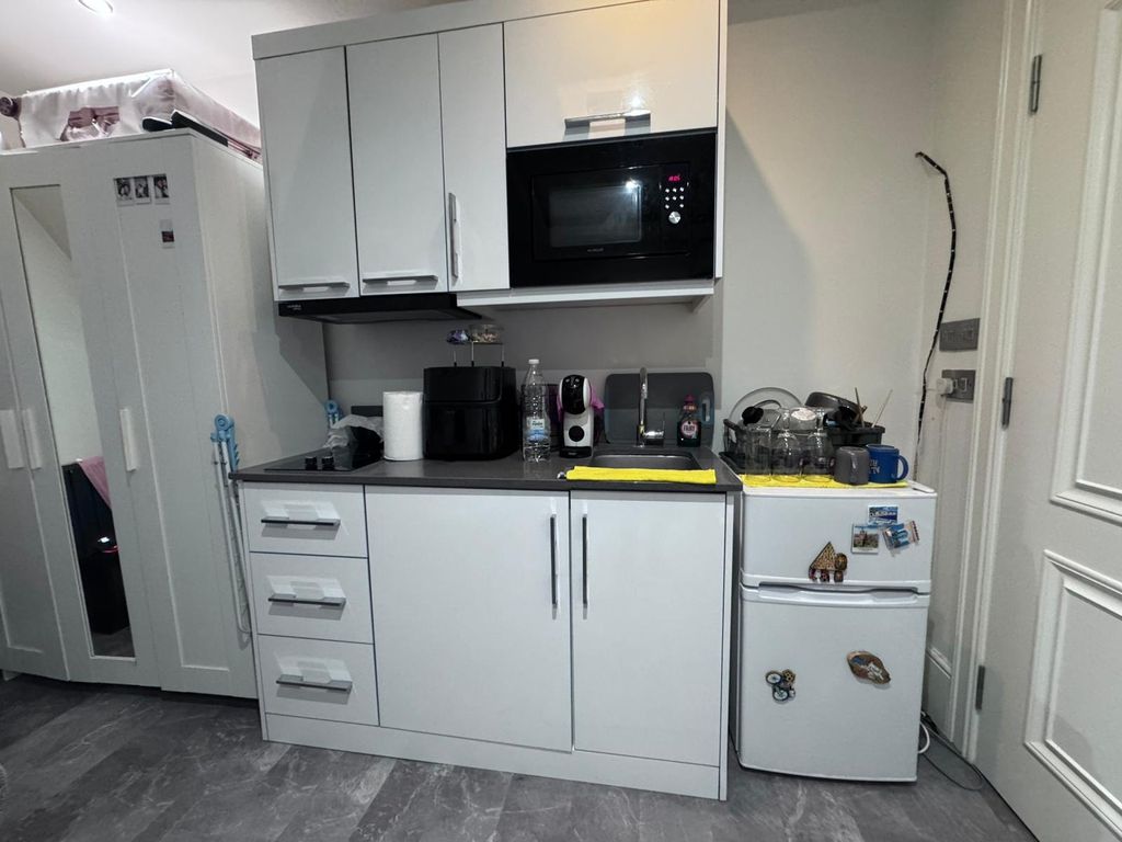 Property photo 3 of 6 Photo 4