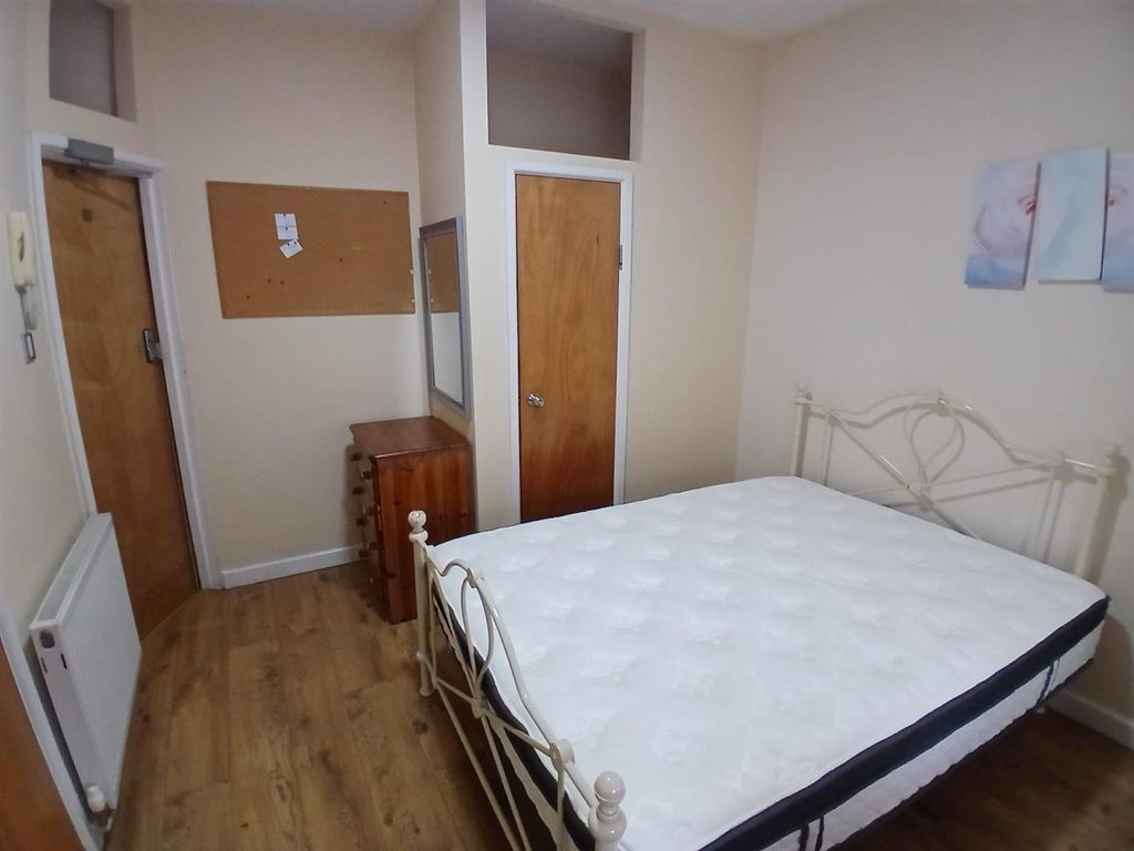 Property photo 2 of 6 Room 1 - Ensuite Bedroom