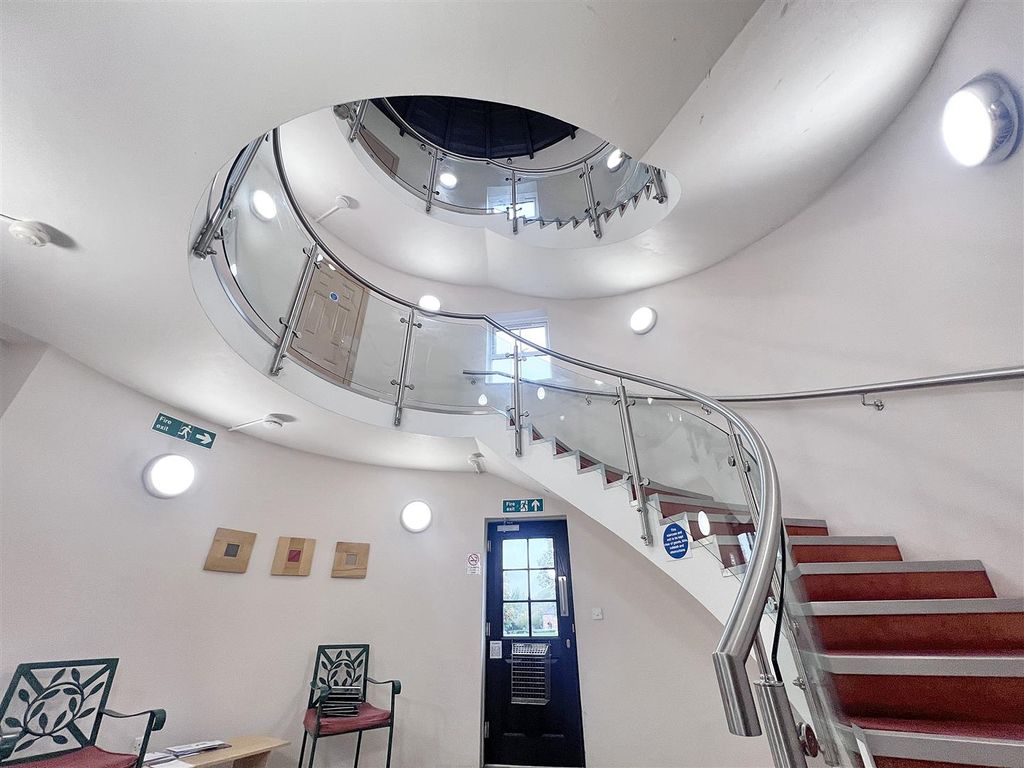 Property photo 2 of 14 Entrance Lobby