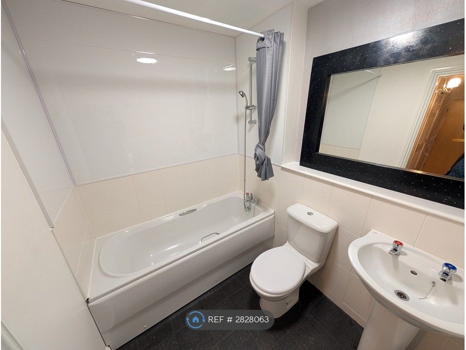 Property photo 2 of 17 Bathroom