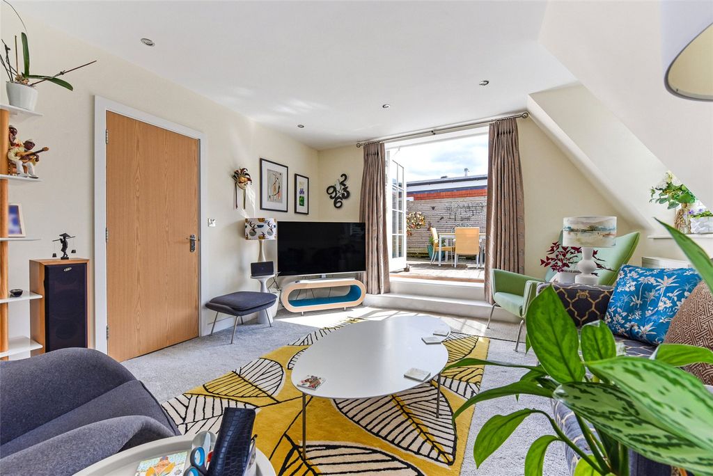 Property photo 3 of 16 Sitting Room