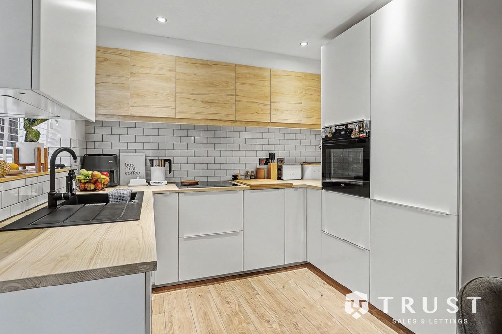 Property photo 3 of 31