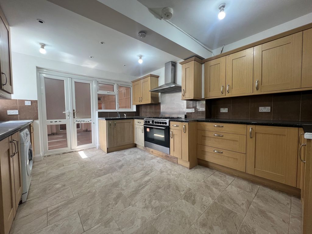 Property photo 2 of 11 Kitchcross