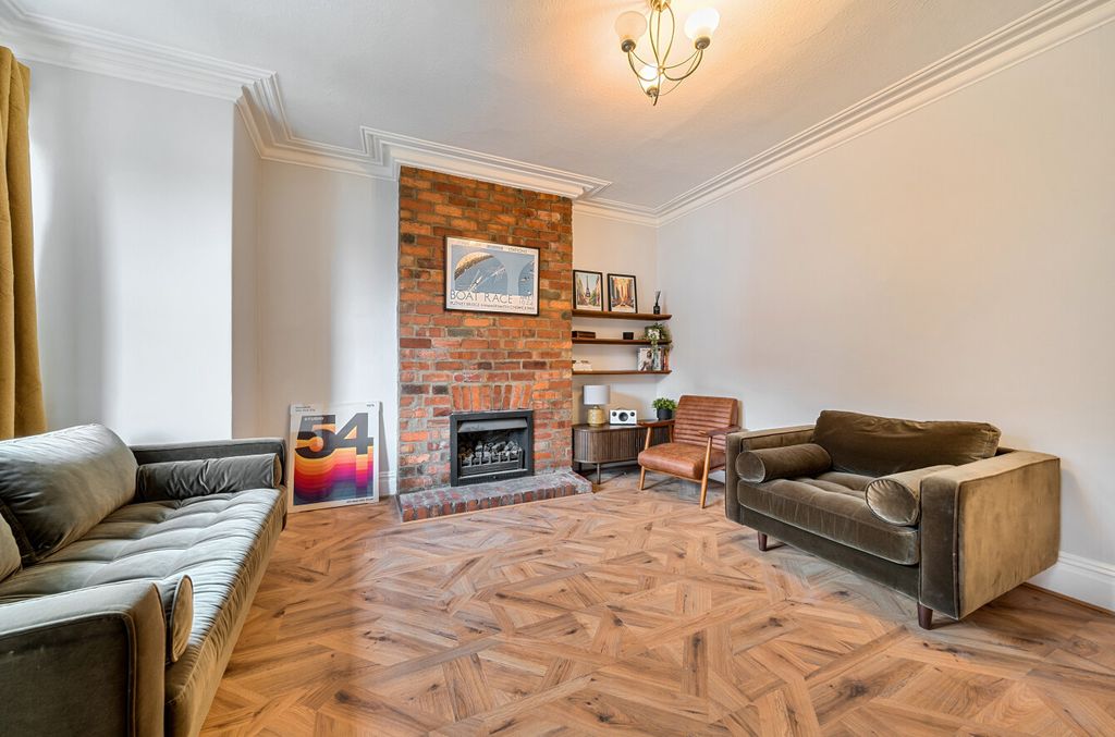 Property photo 3 of 12 1372791-10-690887...