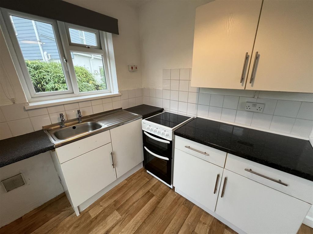 Property photo 3 of 11 Kitchen