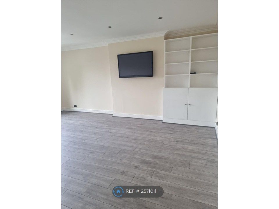 Property photo 3 of 18 Living Room