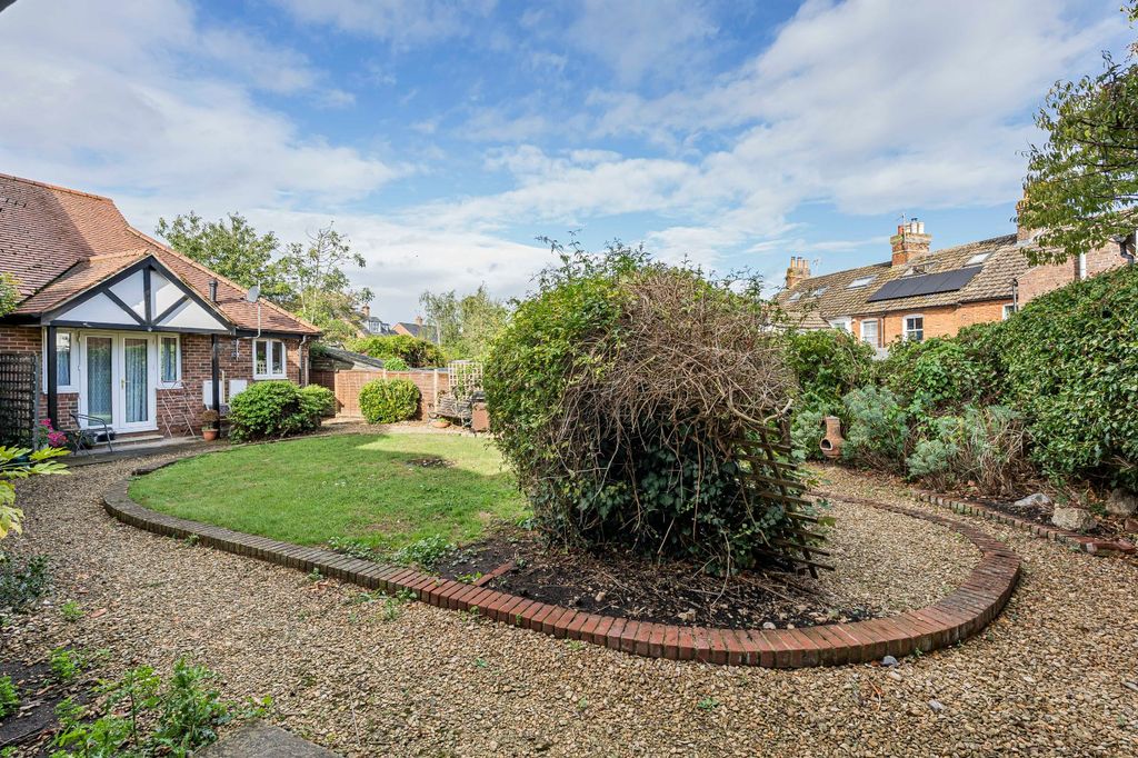 Property photo 2 of 11 Communal Gardens