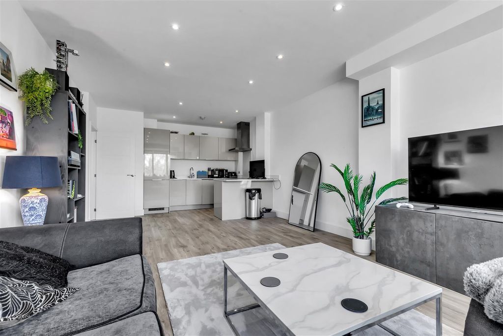 Property photo 3 of 10 Living Space B.Jpg