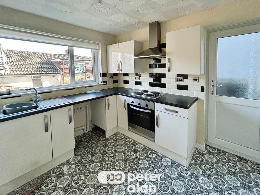 Property photo 3 of 8 Kitchen