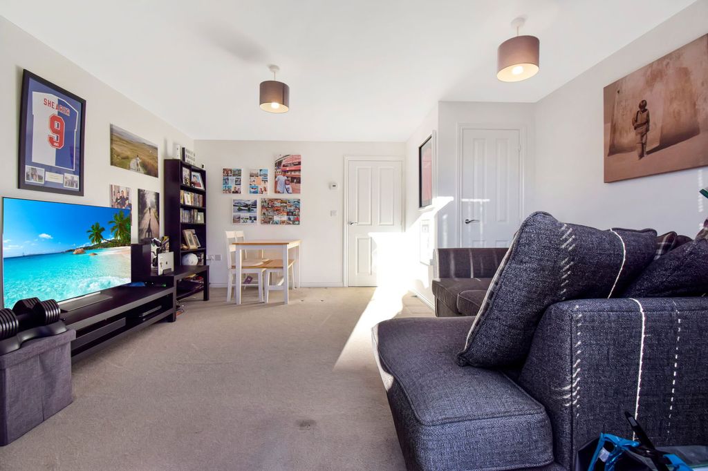 Property photo 3 of 12