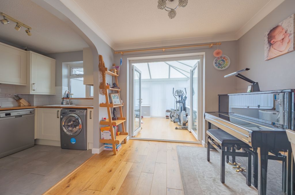 Property photo 3 of 17 Ewemovetaunton Lynor Close (9)