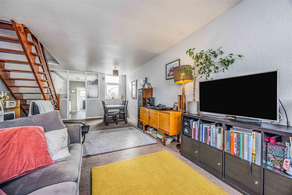 Property photo 3 of 14 153 Landguard Road, Southsea-Small-Porticomarketin