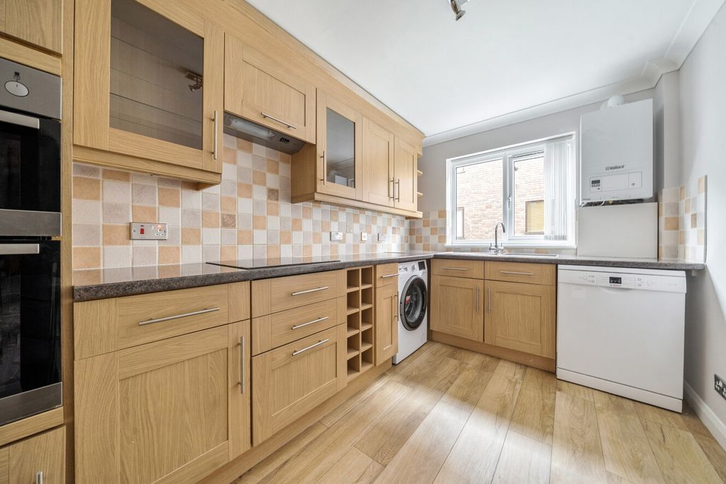 Property photo 3 of 15 1463535-16-6A049d...