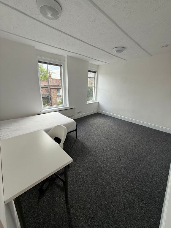 Property photo 3 of 17 This Spacious Double Bedroom Features Large Window...