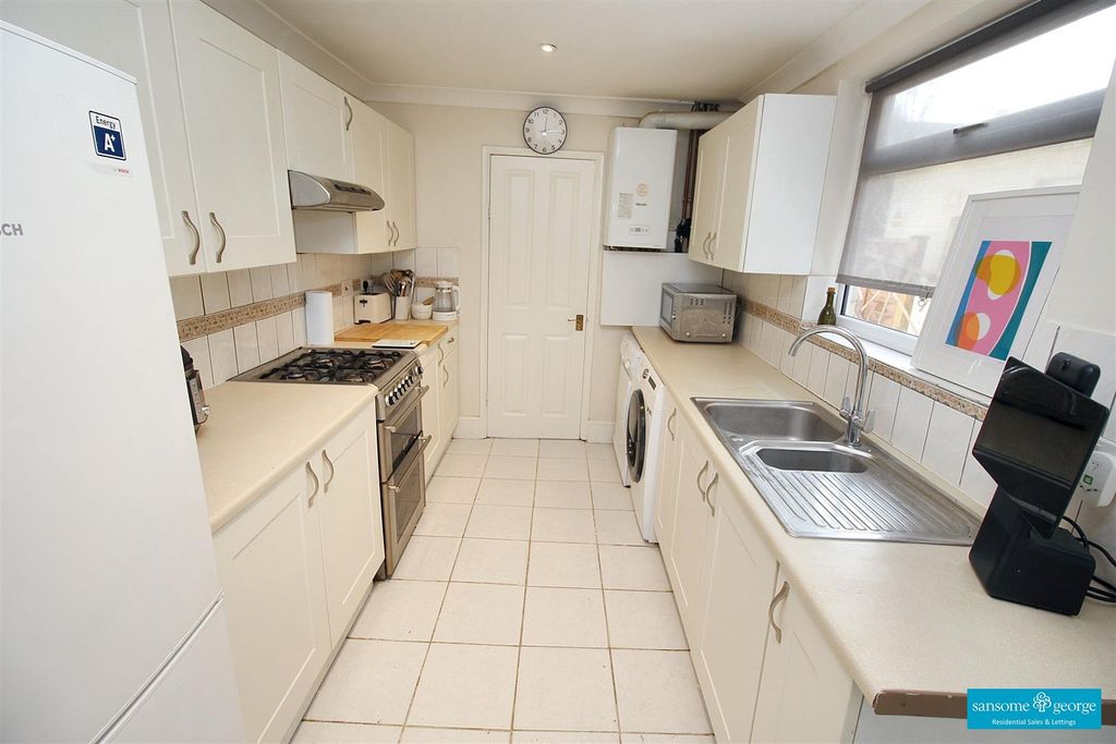 Property photo 3 of 14 Kitchen