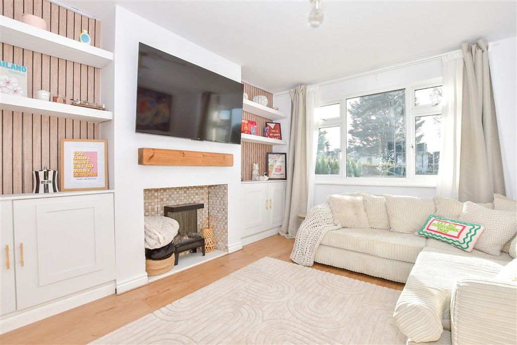 Property photo 3 of 19 Lounge