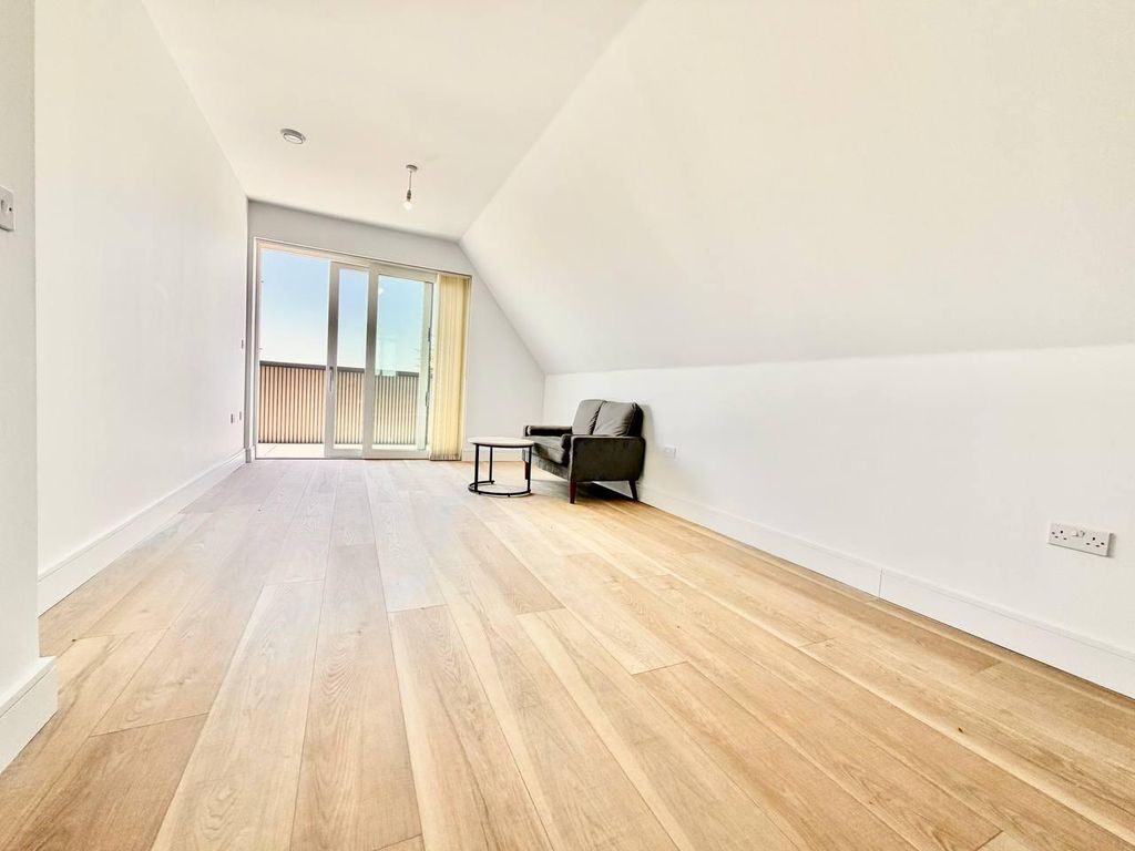 Property photo 2 of 13 Loft