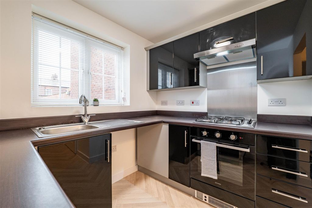 Property photo 3 of 22 Kitchen