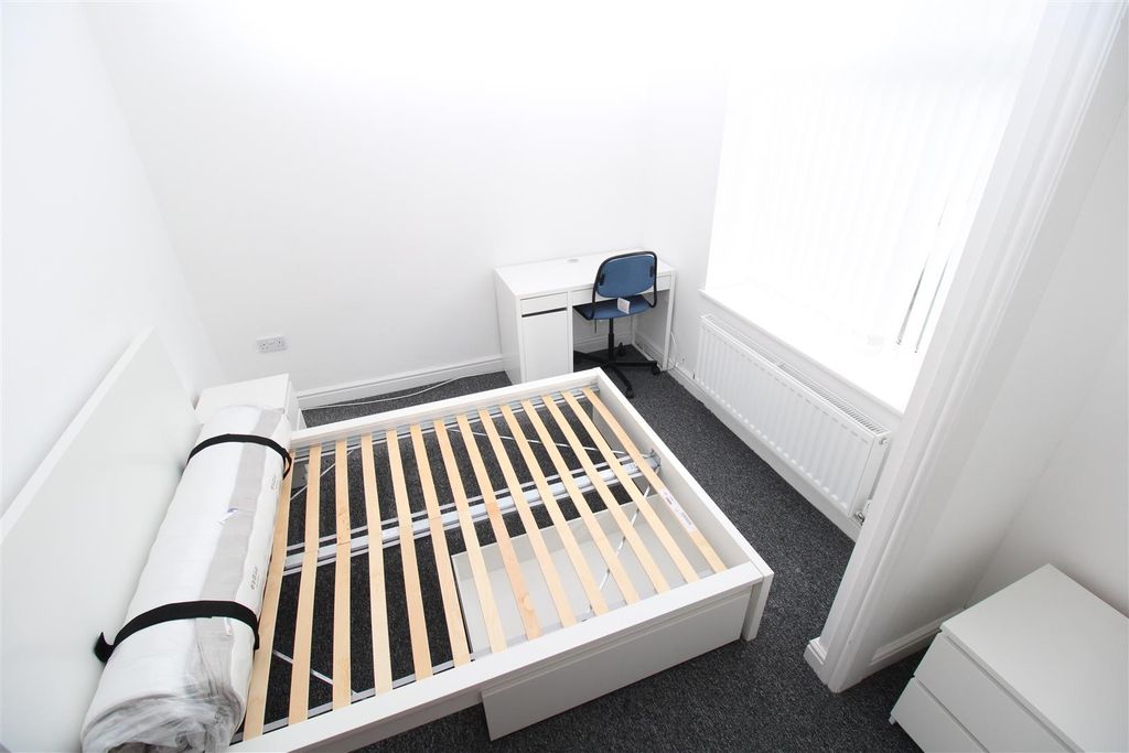 Property photo 2 of 7 Bright Bedroom With Double Bed And Desk Area...