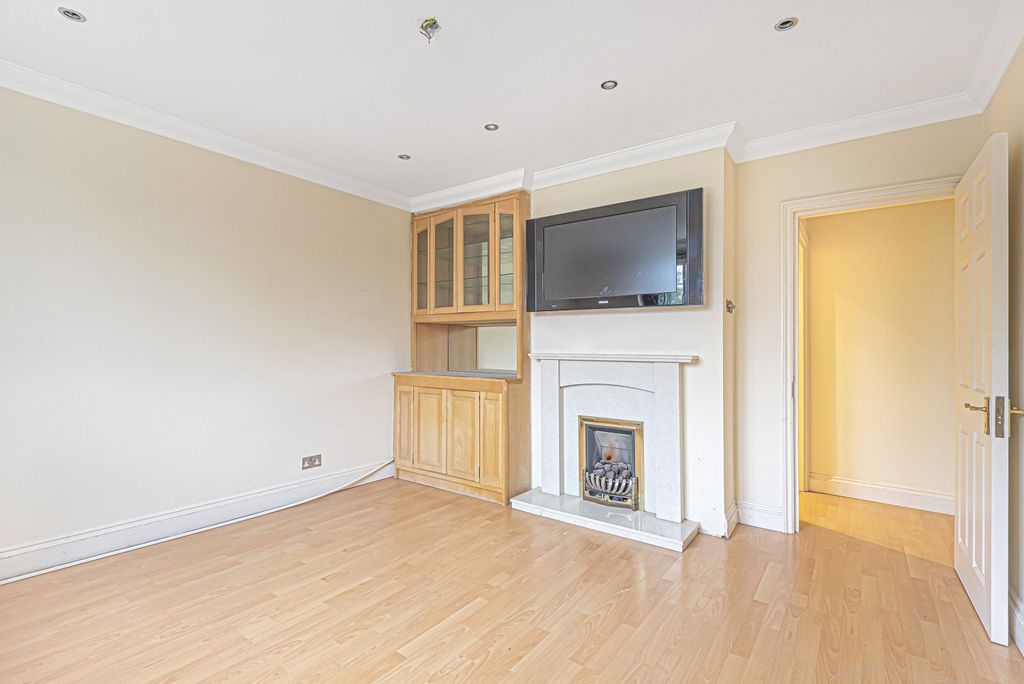 Property photo 2 of 8 Melford Court