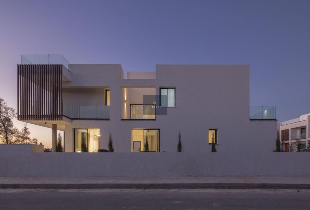 Property photo 3 of 32