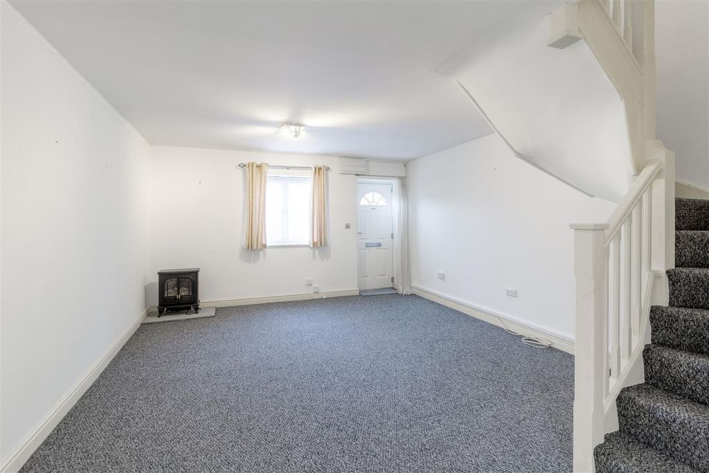 Property photo 3 of 10 9 Palace Gate - Living Roon