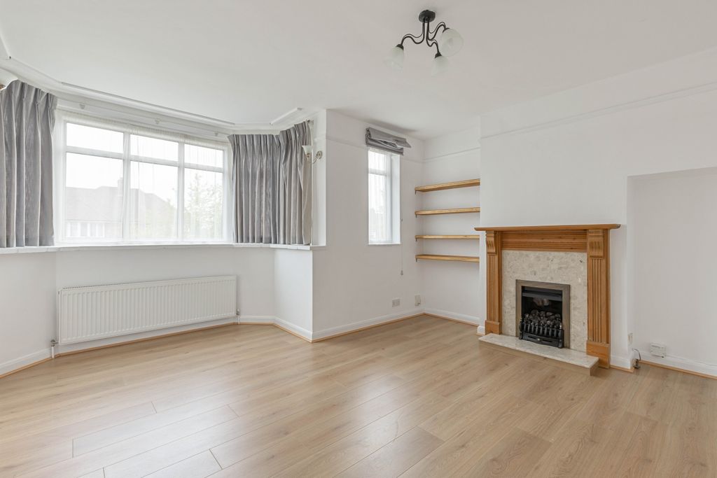 Property photo 3 of 14 16 Sunset Gardens, Se25 - 2