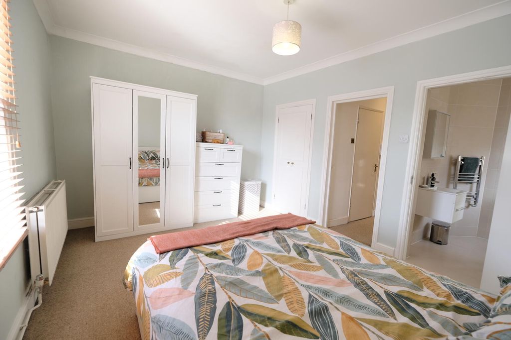 Property photo 2 of 18 Bedroom