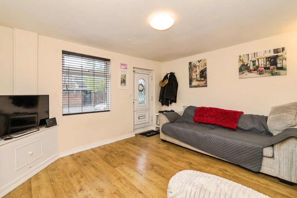 Property photo 3 of 16 Sitting Room