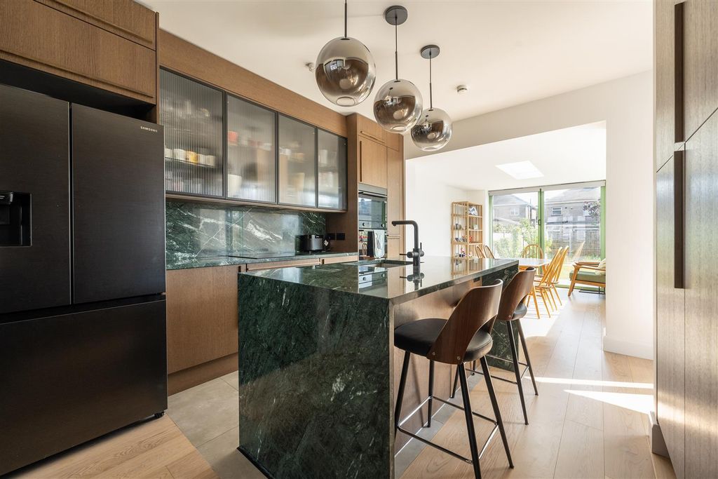 Property photo 2 of 50 Sandringham Road, Ig11