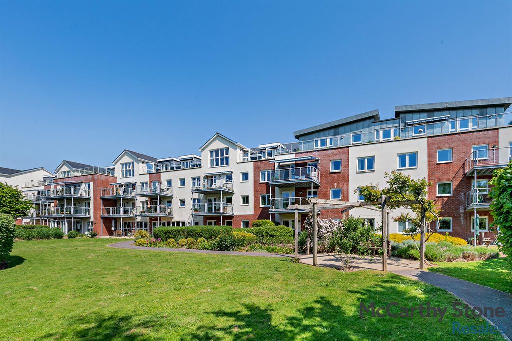 Property photo 1 of 31 Communal Gardens