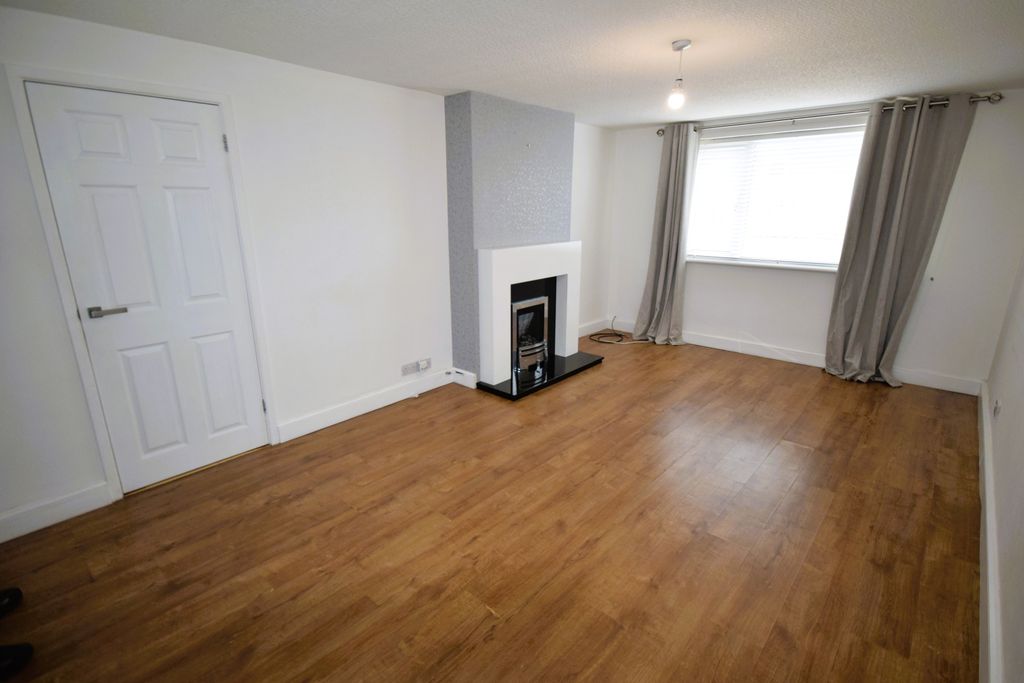 Property photo 3 of 11 Living Room