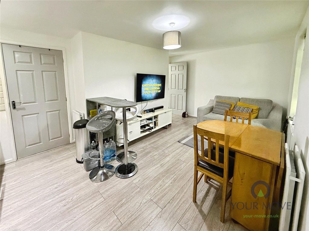 Property photo 3 of 9 Living Space