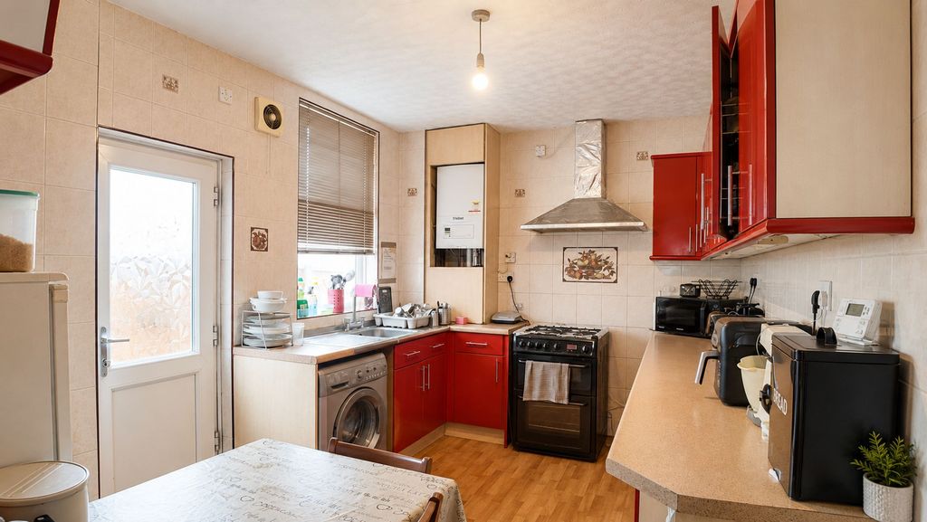Property photo 3 of 10 Kitchen
