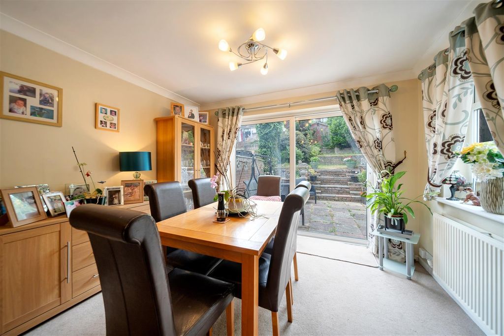 Property photo 3 of 14 3 Hale Close-30.Jpg