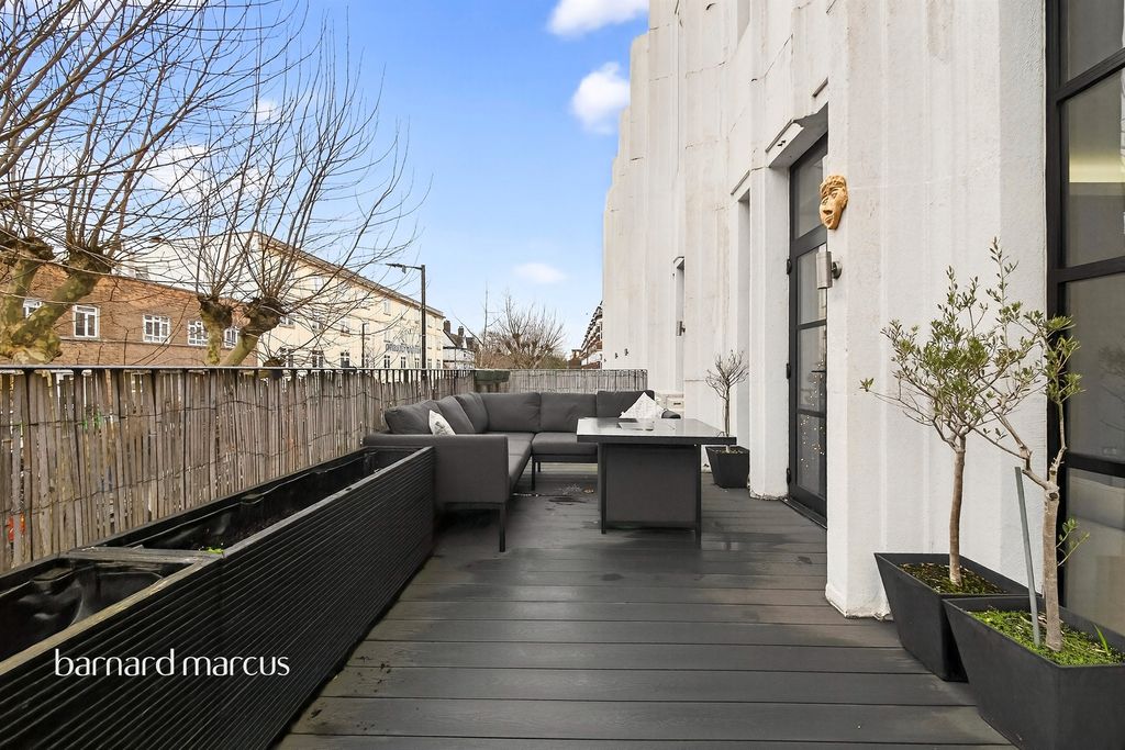 Property photo 2 of 18