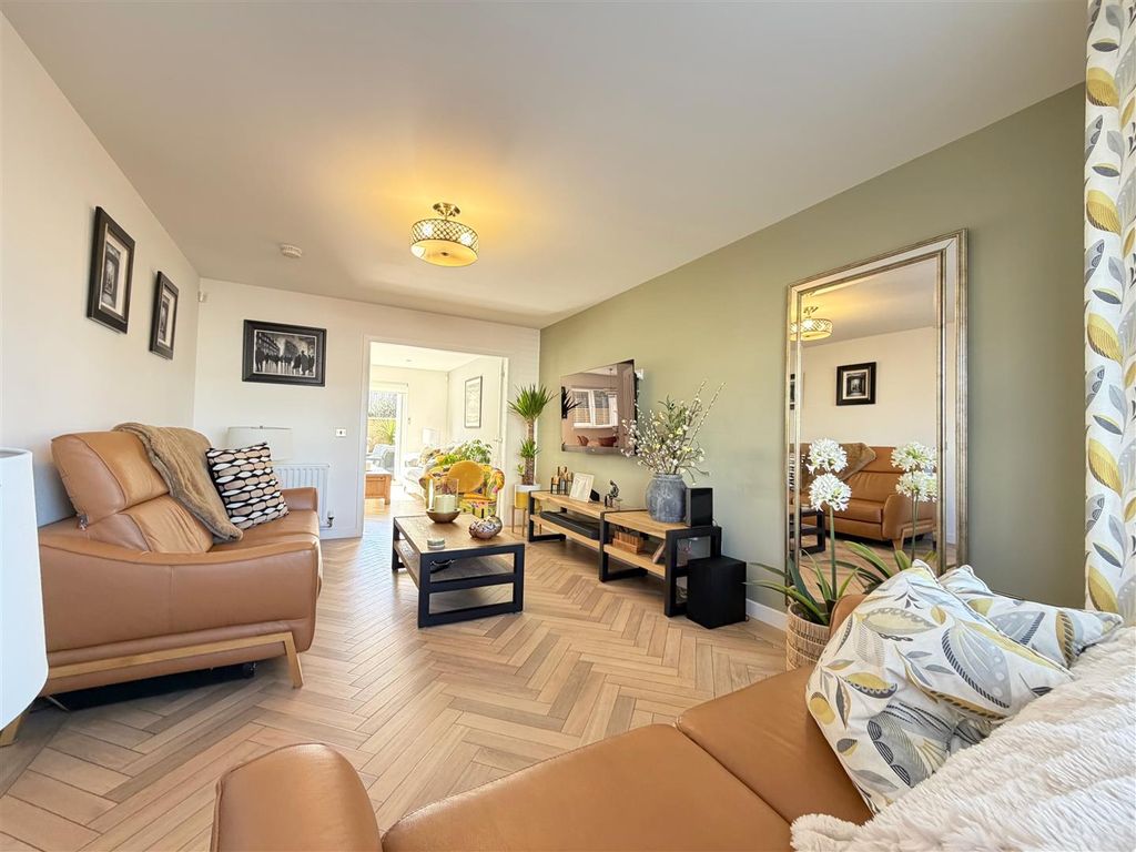 Property photo 3 of 23 Lounge