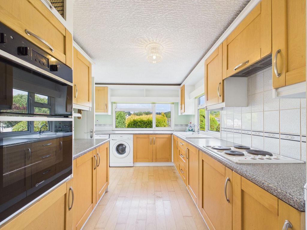 Property photo 3 of 18 Kitchen