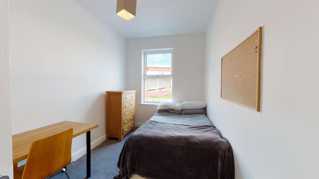 Property photo 3 of 14 Bright And Tidy Single Bedroom Featuring A Comfort...