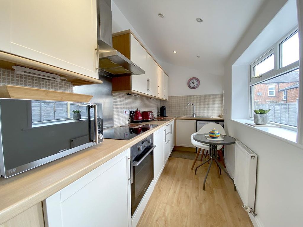 Property photo 3 of 8 Kitchen