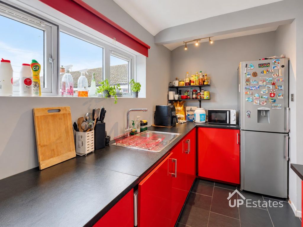 Property photo 3 of 7 Kitchen