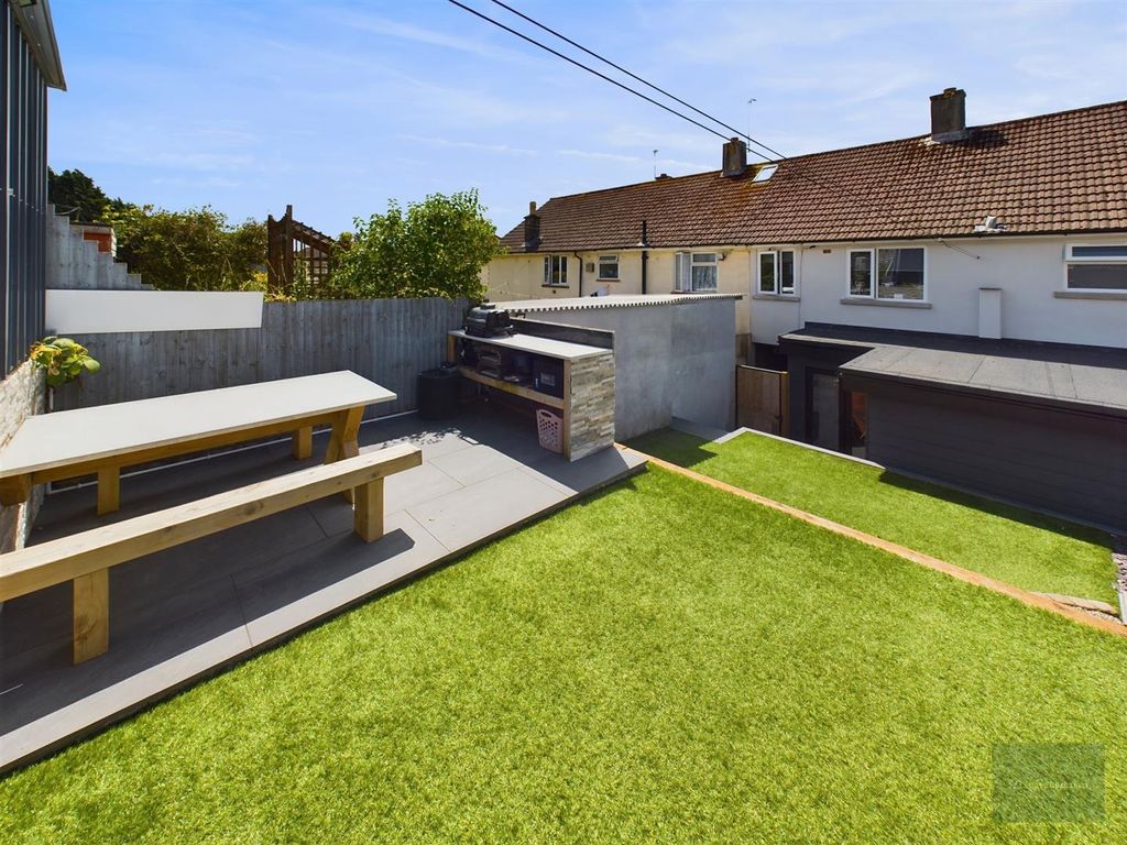 Property photo 2 of 16 Cam02549G0-Pr0169-St