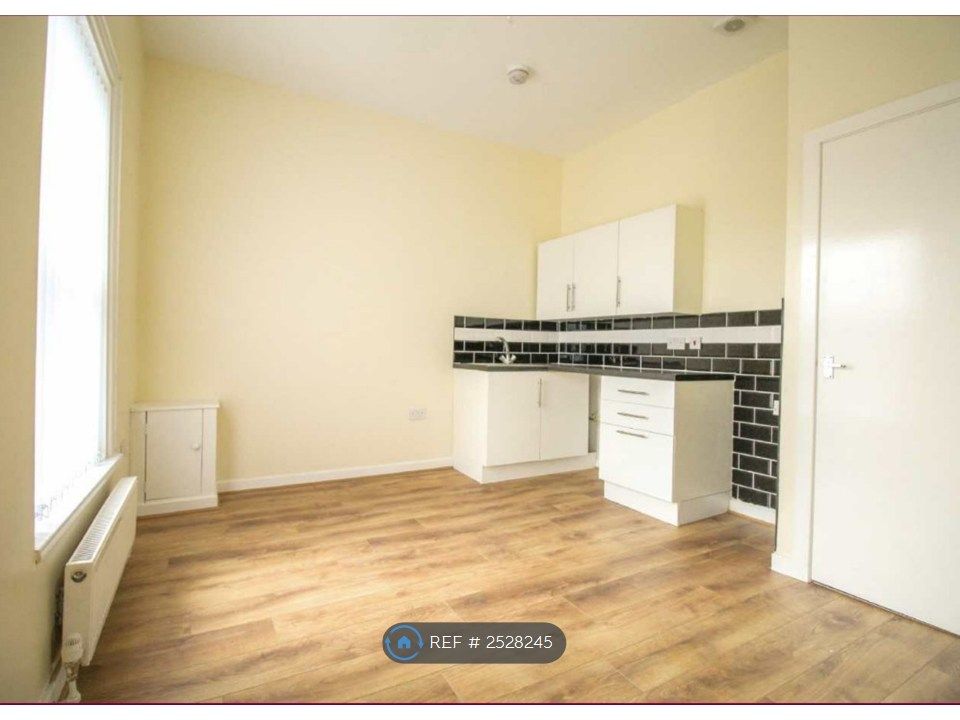 Property photo 1 of 6 Kitchen / Living Area