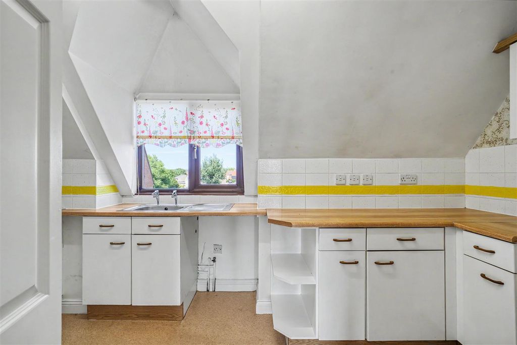 Property photo 3 of 8 Kitchen