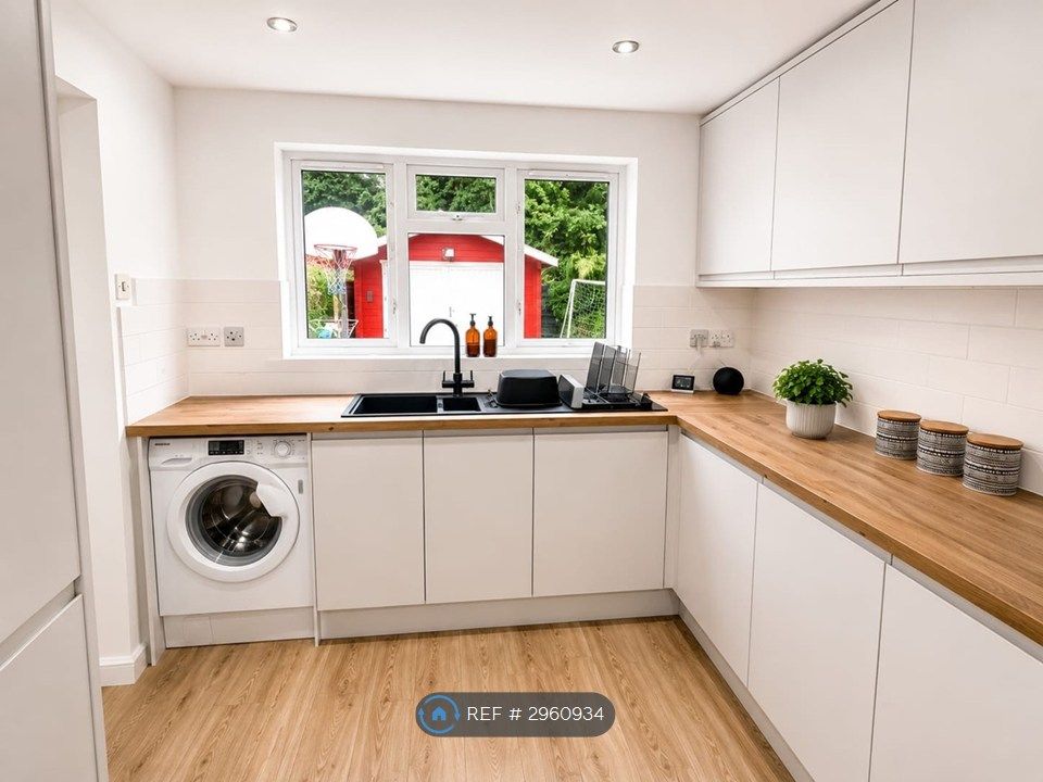 Property photo 3 of 19 Kitchen