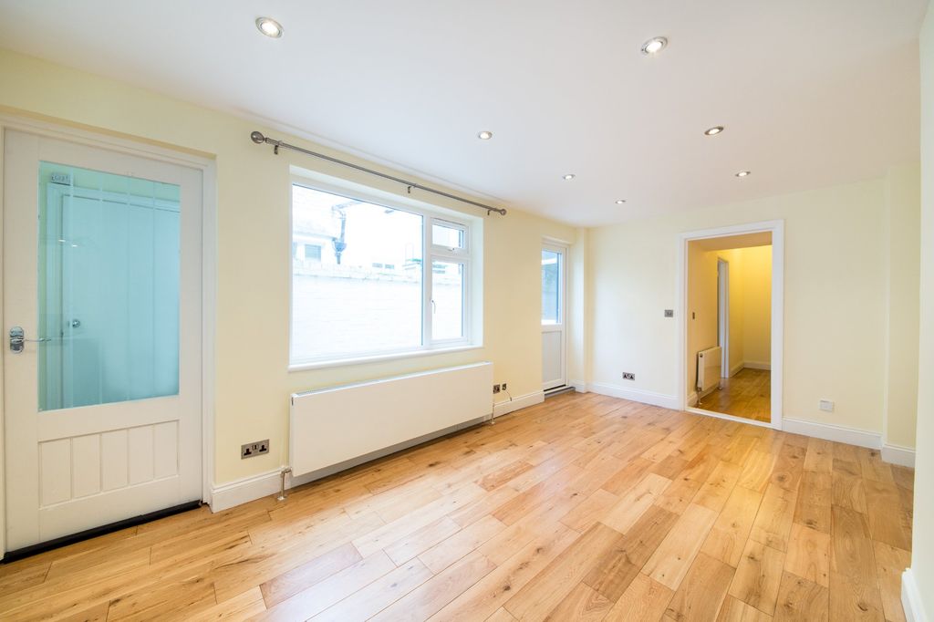 Property photo 3 of 7 Photo 04