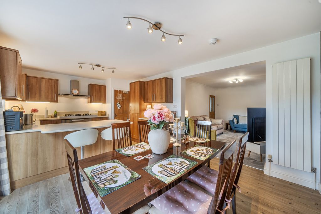Property photo 2 of 20 1354588-11-68c304...