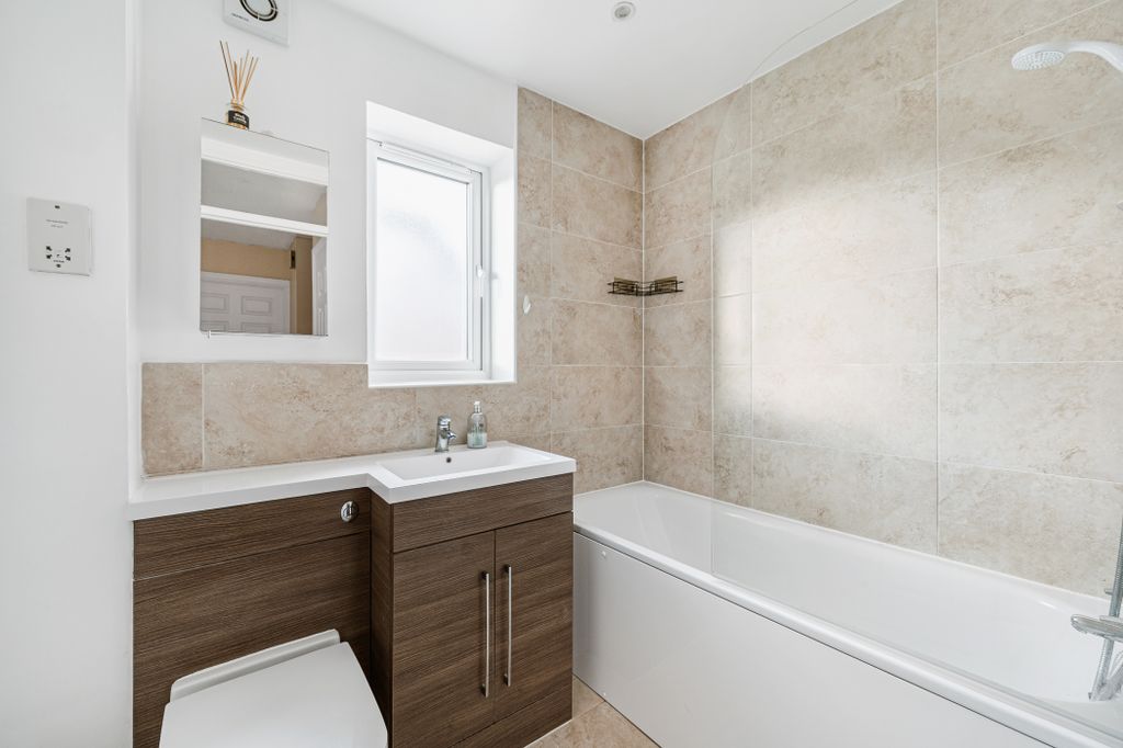 Property photo 2 of 9 Bathroom