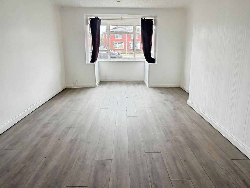 Property photo 3 of 11 Living Room